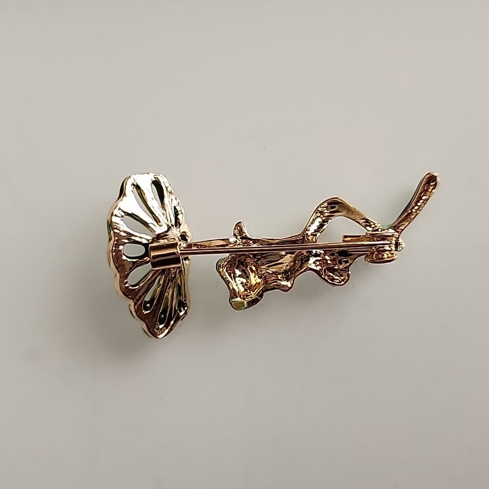 Tree Frog Gripping Lily pad Brooch quality Enamel Simulated gem - Picture 3 of 4